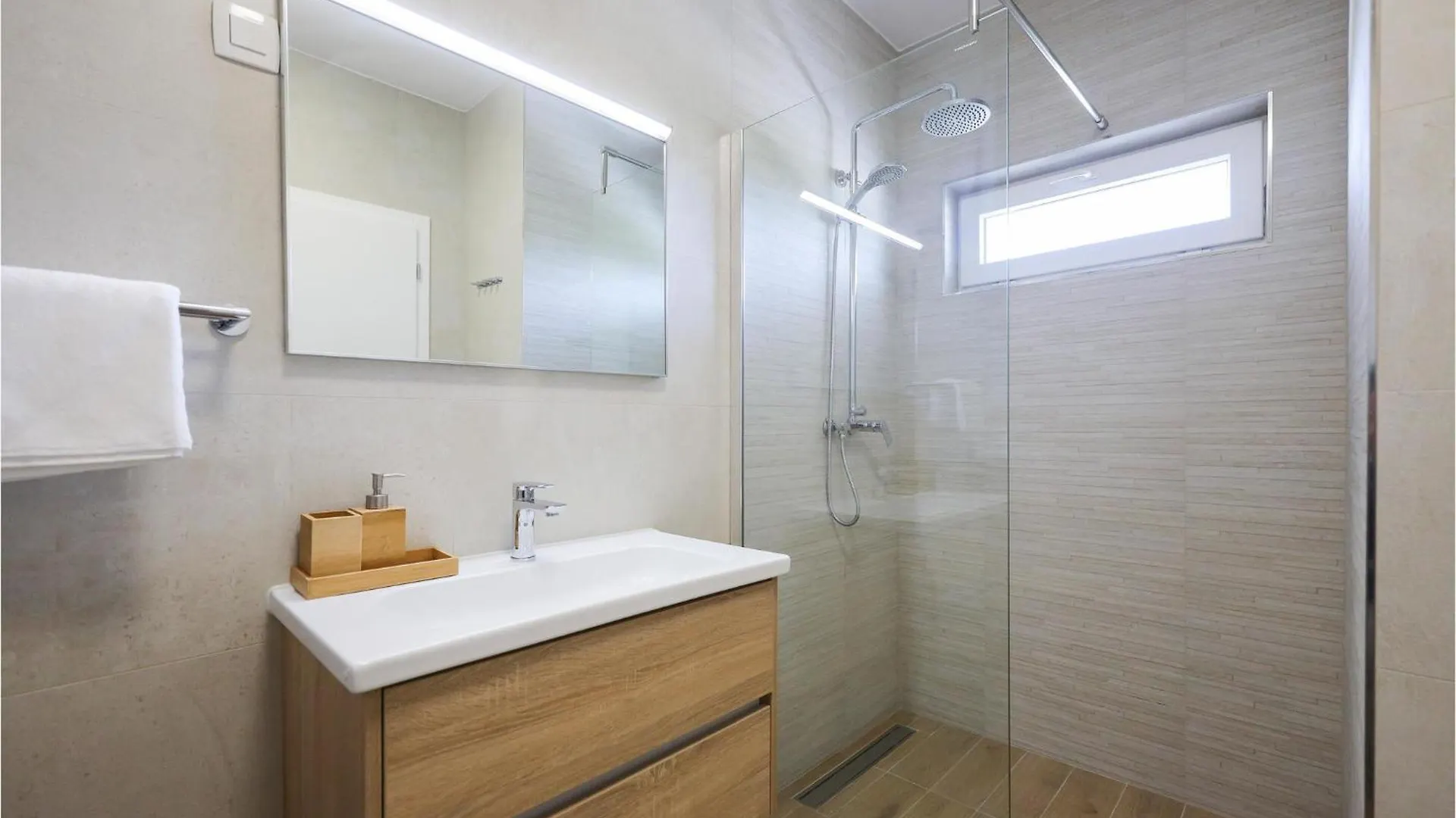 Stunning Home In Vrsi With Kitchen 0*,